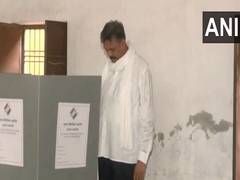 
      
      SP's Ghazipur LS candidate Afzal Ansari casts his vote
      
      