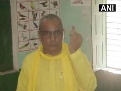 
      
      UP Minister Om Prakash Rajbhar casts his vote in Ballia
      
      