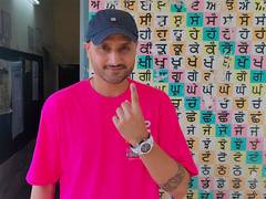 
      
      Harbhajan Singh cast his vote in last and final phase
      
      