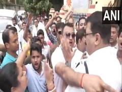 
      
      TMC supporters raise slogans against BJP leader Tapas Roy
      
      