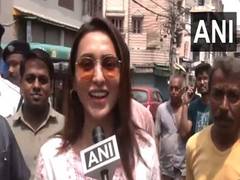
      
      Mimi Chakraborty casts her vote in Kolkata
      
      