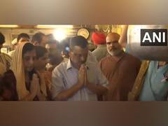 
      
      Delhi CM offers prayers at Hanuman Mandir in Connaught Place
      
      