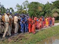 
      
      Scuffle breaks out between police and women in Sandeshkhali
      
      