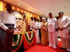 
      
      Sonia, Rahul Gandhi pays floral tribute to former TN CM Karunanid
      
      