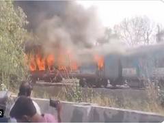 
      
      Delhi: Fire engulfs 3 coaches of Taj Express, none hurt
      
      