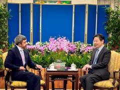 
      
      UAE Foreign Minister meets Prime Minister of Singapore 
      
      