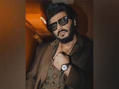 
      
      Arjun Kapoor consoles sister Anshula Kapoor 
      
      
