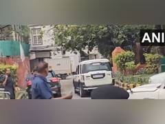 
      
      Sonia Gandhi arrives at residence of Priyanka
      
      