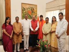 
      
      Newly elected BJP MPs from Delhi call on LG VK Saxena
      
      