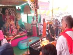 
      
      Modi's supporters offer prayers in UP's Prayagraj ahead of his oa
      
      