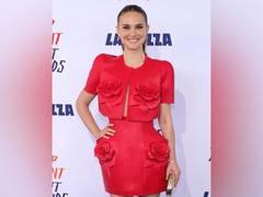 
      
      Natalie Portman thanks friends for support in tough times
      
      