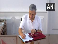 
      
      Ashwini Vaishnaw assumes charge of I&B Ministry
      
      