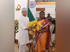 
      
      Union Minister Jyotiraditya Scindia calls on President Murmu
      
      