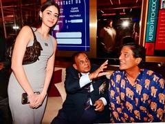 
      
      Ananya Panday and dad Chunky meet 'Real Chandu Champion'
      
      