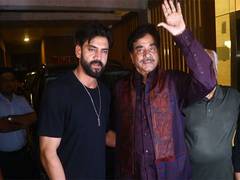 
      
      Zaheer Iqbal happily poses with Shatrughan Sinha 
      
      