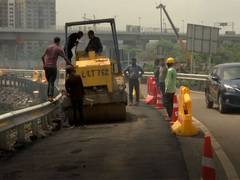 
      
      MMRDA continues repair work on approach road connecting Atal Setu
      
      
