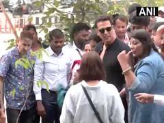 
      
      Akshay Kumar joins tree plantation drive in Mumbai
      
      