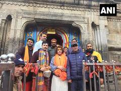 
      
      Sonu Nigam offers prayers at Kedarnath temple 
      
      