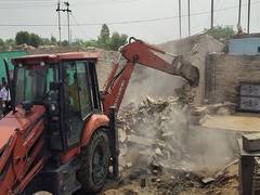 
      
      Dist admin demolishes illegal constructions of accused in Morena
      
      