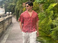 
      
      Sidharth Malhotra rocks summer look in new pics
      
      
