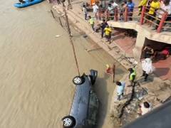 
      
      Haridwar rains: SDRF pulls out 4 submerged vehicles from River Ga
      
      