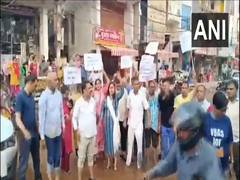 
      
      Residents of South Delhi protest against Delhi Govt
      
      