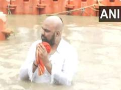 
      
      Bihar minister takes off turban in Ayodhya
      
      