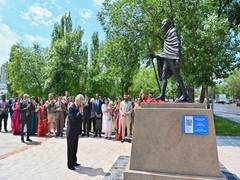 
      
      EAM Jaishankar pays tribute to Mahatma Gandhi in Astana
      
      