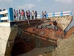 
      
      6 bridges collapse on Gandak river in Bihar's Siwan, Saran 
      
      