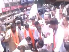 
      
      Police detain BJYM members protesting Rahul Gandhi's remarks
      
      