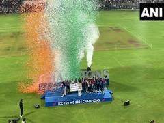 
      
      BCCI office bearers present India team with Rs 125 crore cheque 
      
      