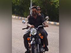 
      
      Here’s how Akshay Kumar wished his ‘Sarfira’ director on b'day
      
      