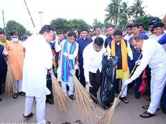 
      
      Odisha CM Majhi participates in cleanliness drive in Puri 
      
      