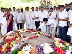 
      
      Jagan, Sharmila pay tribute to YS Rajasekhara Reddy 
      
      