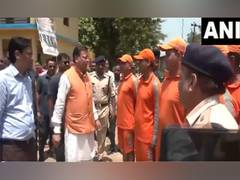 
      
      Uttarakhand CM interacts with rescue personnel in Khatima
      
      