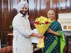 
      
      Union Minister Ravneet Bittu discusses the issues of Industry and
      
      
