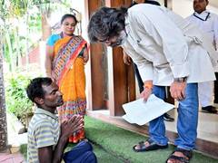 
      
      Jharkhand CM directs officers to resolve people's problems
      
      
