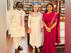 
      
      Jharkhand CM Hemant Soren, wife Kalpana meet Sonia Gandhi
      
      