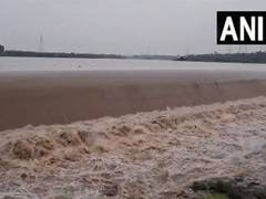 
      
      Gujarat: Heavy rain causes water level rise in Madhuban dam
      
      