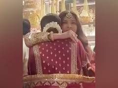 
      
      Aishwarya Rai Bachchan, Deepika Padukone share heartwarming hug
      
      