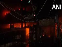 
      
      Delhi: Fire breaks out at multi-story building in Mayur Vihar-II
      
      
