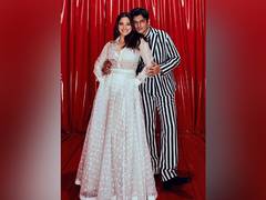 
      
      Vijay Varma turns photographer for for gf Tamannaah Bhatia 
      
      