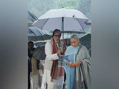 
      
      Couple goals: Amitabh Bachchan holds umbrella for wife Jaya
      
      