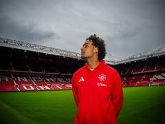 
      
      Joshua Zirkzee outlines reason for joining Manchester United 
      
      