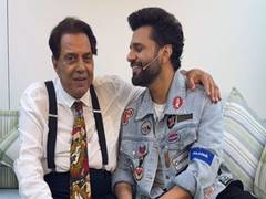 
      
      Dharmendra croons his evergreen song with Rahul Vaidya
      
      