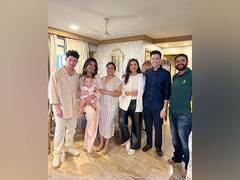 
      
      Priyanka Chopra-Nick Jonas pose with Parineeti, Raghav Chadha
      
      