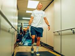 
      
      Erling Haaland jokes about his father 