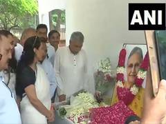 
      
      Congress leaders pay tribute to ex-Delhi CM Sheila Dikshit
      
      