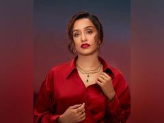 
      
      Shraddha asks 'Duniya mein sabse best laal cheez kaunsi hai
      
      