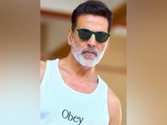 
      
      Kya khoob likha hai: Akshay Kumar enjoys his holiday with shayari
      
      